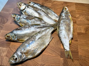 Мучные полоски ФИОЛЕТОВЫЕ со вкусом острых куриных крылышек 76 гр: Тарань вяленая (Азовская)