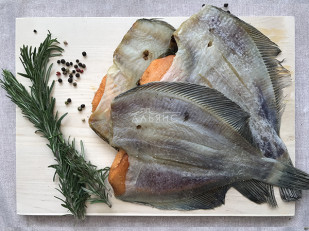 Рыцарское мясо олень: Камбала камчатская вяленая с икрой