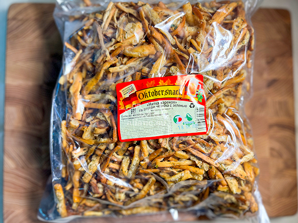 Нитка ЖАРЕНАЯ "Чеснок с зеленью" Oktobersnack 1 кг (сырный продукт) в Лобне